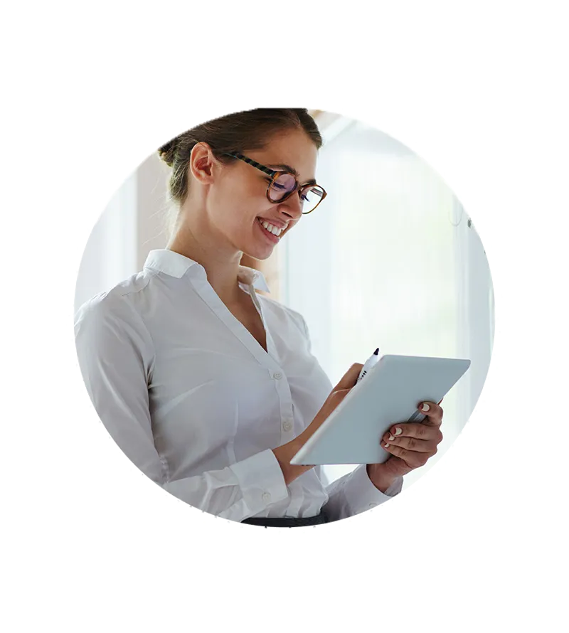 Asesor revisando documentación de un cliente autónomo